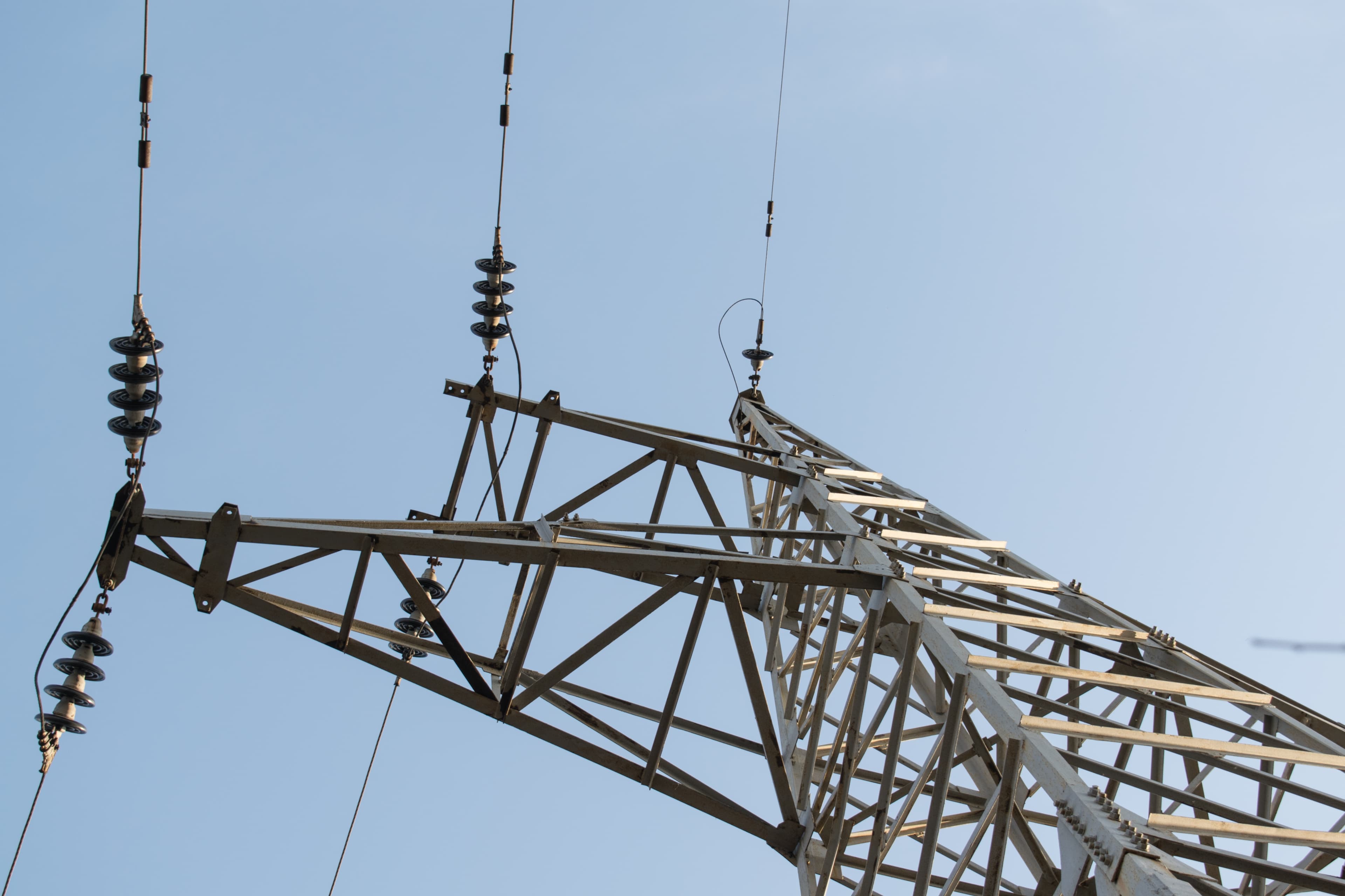 (Energy & Utilities)